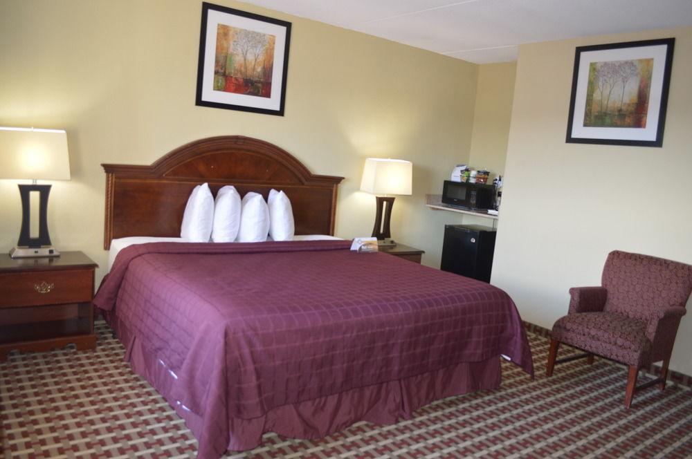 Quality Inn & Suites Fayetteville Bagian luar foto