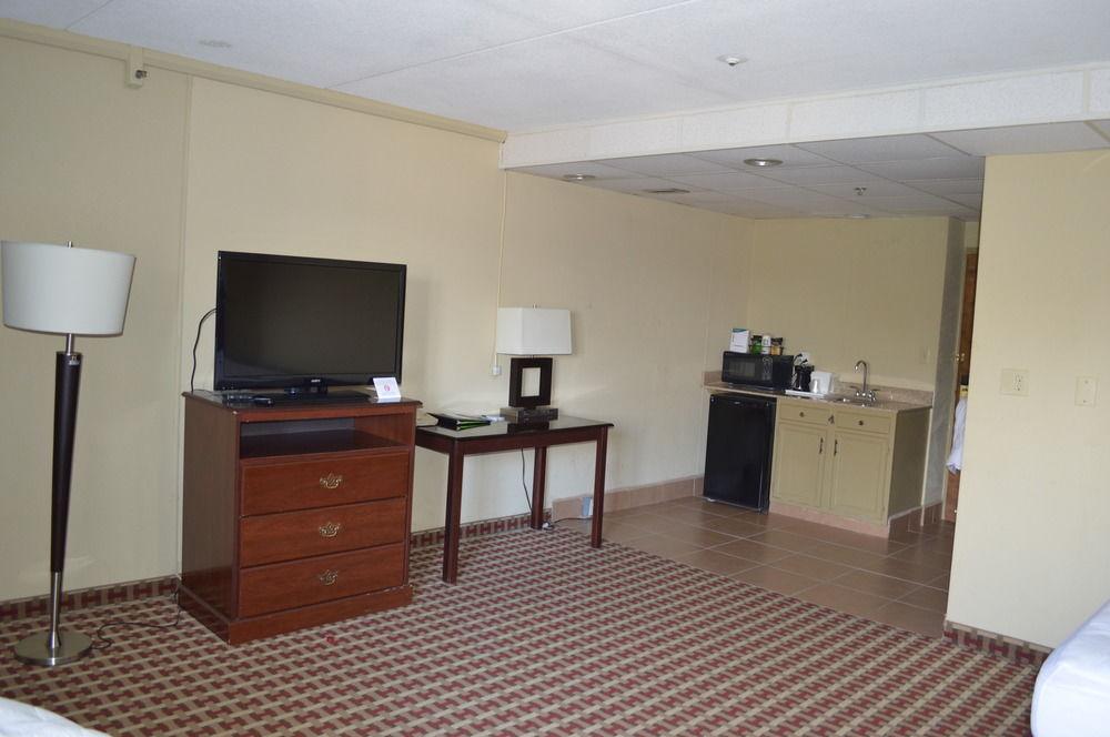 Quality Inn & Suites Fayetteville Bagian luar foto