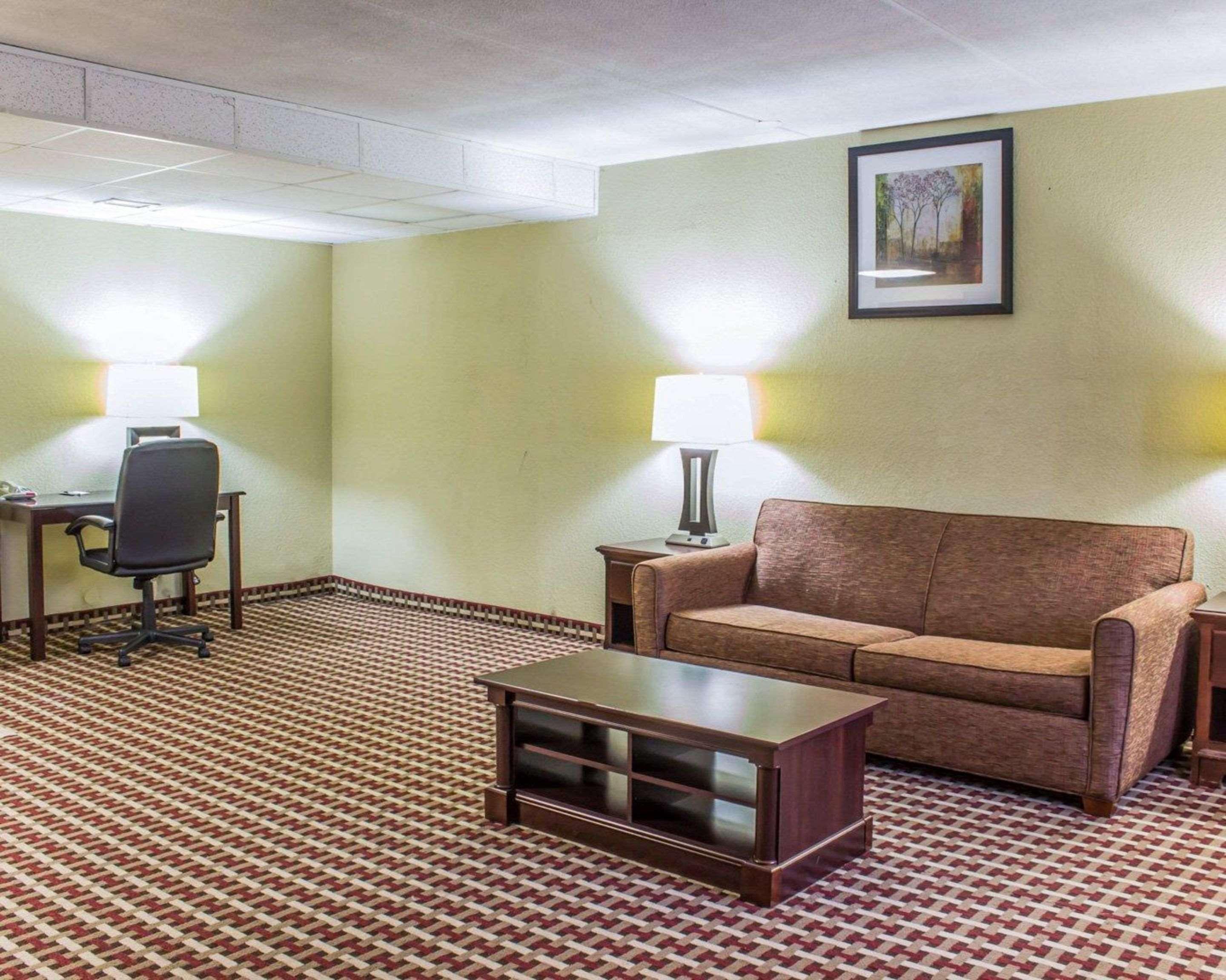 Quality Inn & Suites Fayetteville Bagian luar foto