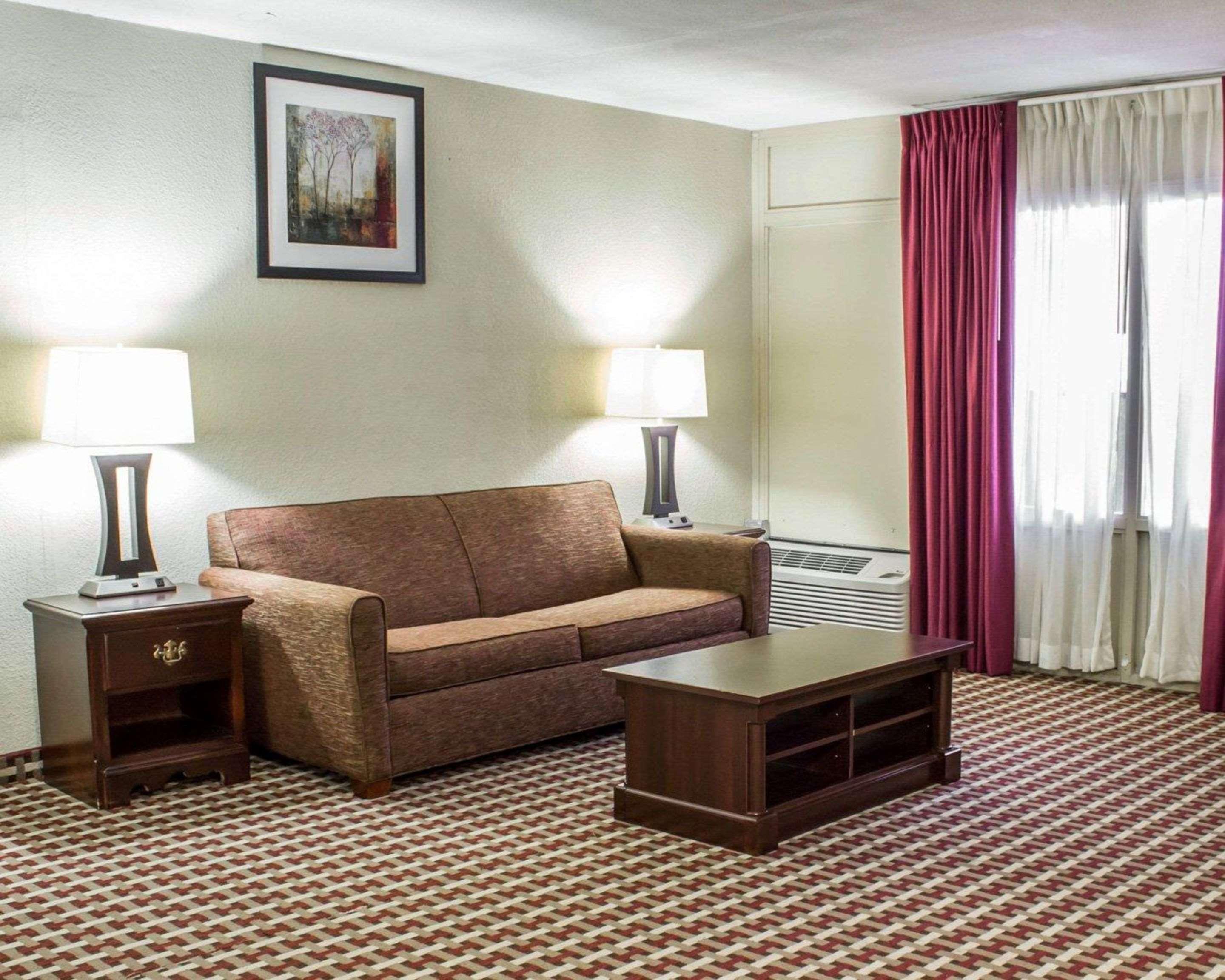 Quality Inn & Suites Fayetteville Bagian luar foto