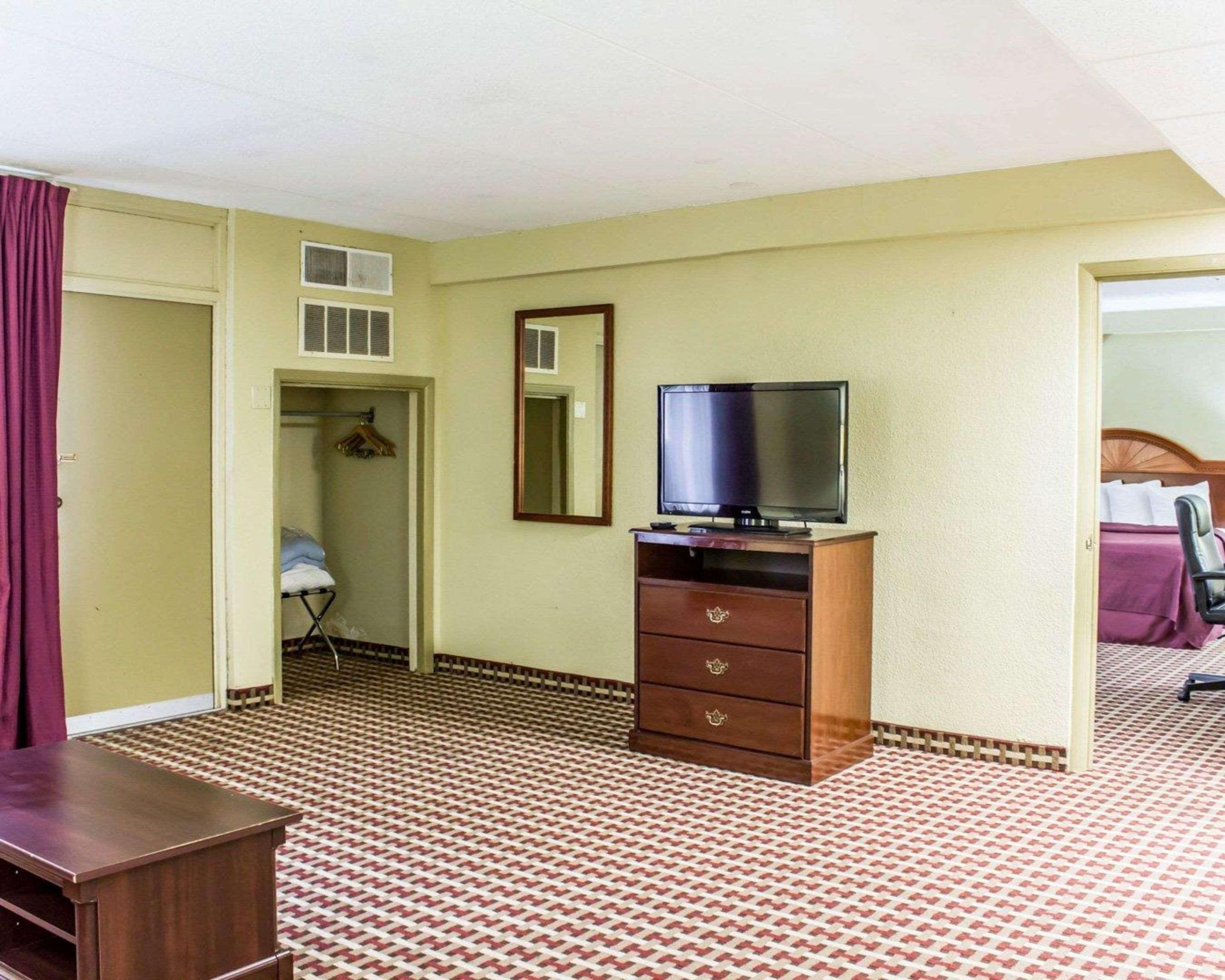 Quality Inn & Suites Fayetteville Bagian luar foto