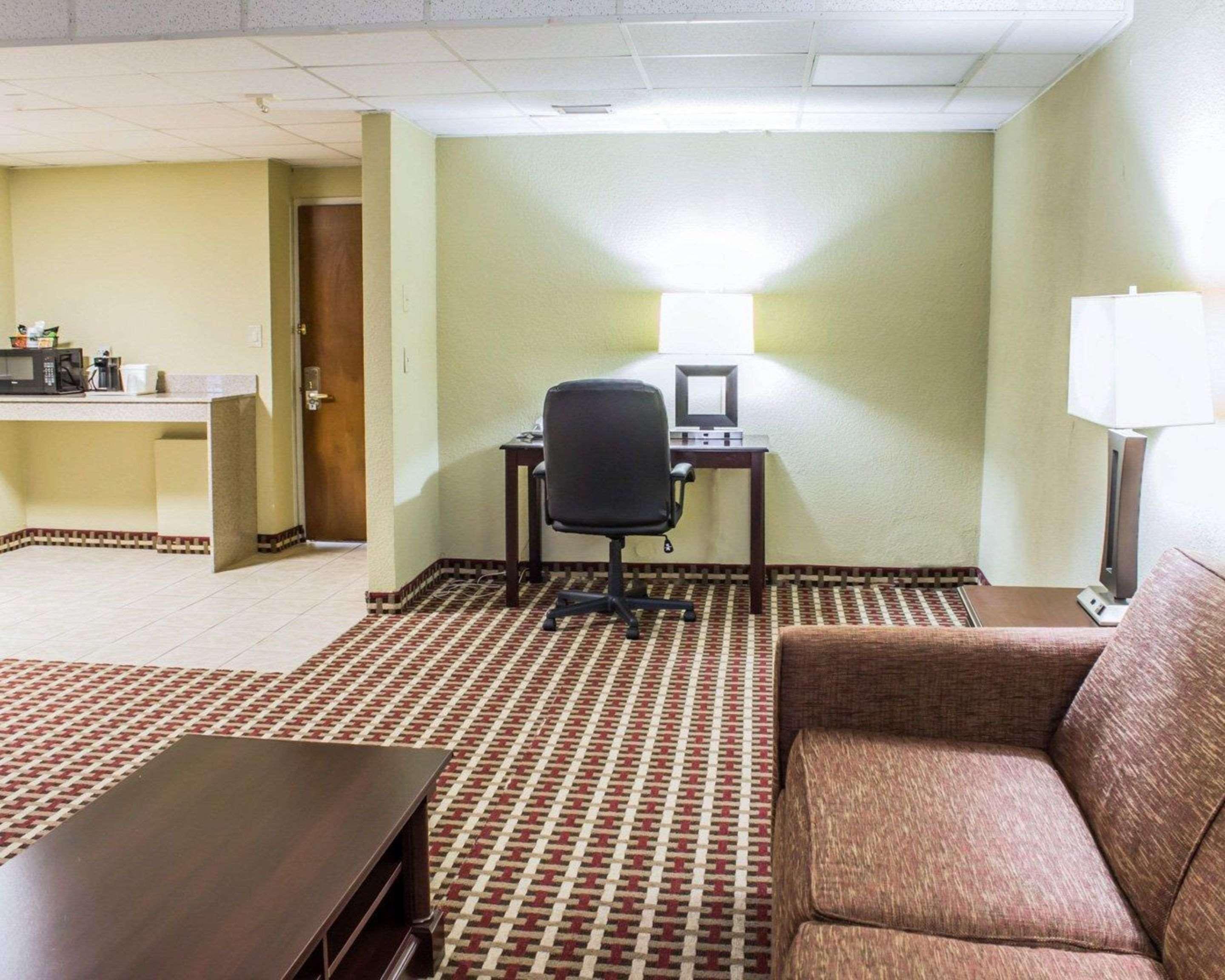 Quality Inn & Suites Fayetteville Bagian luar foto