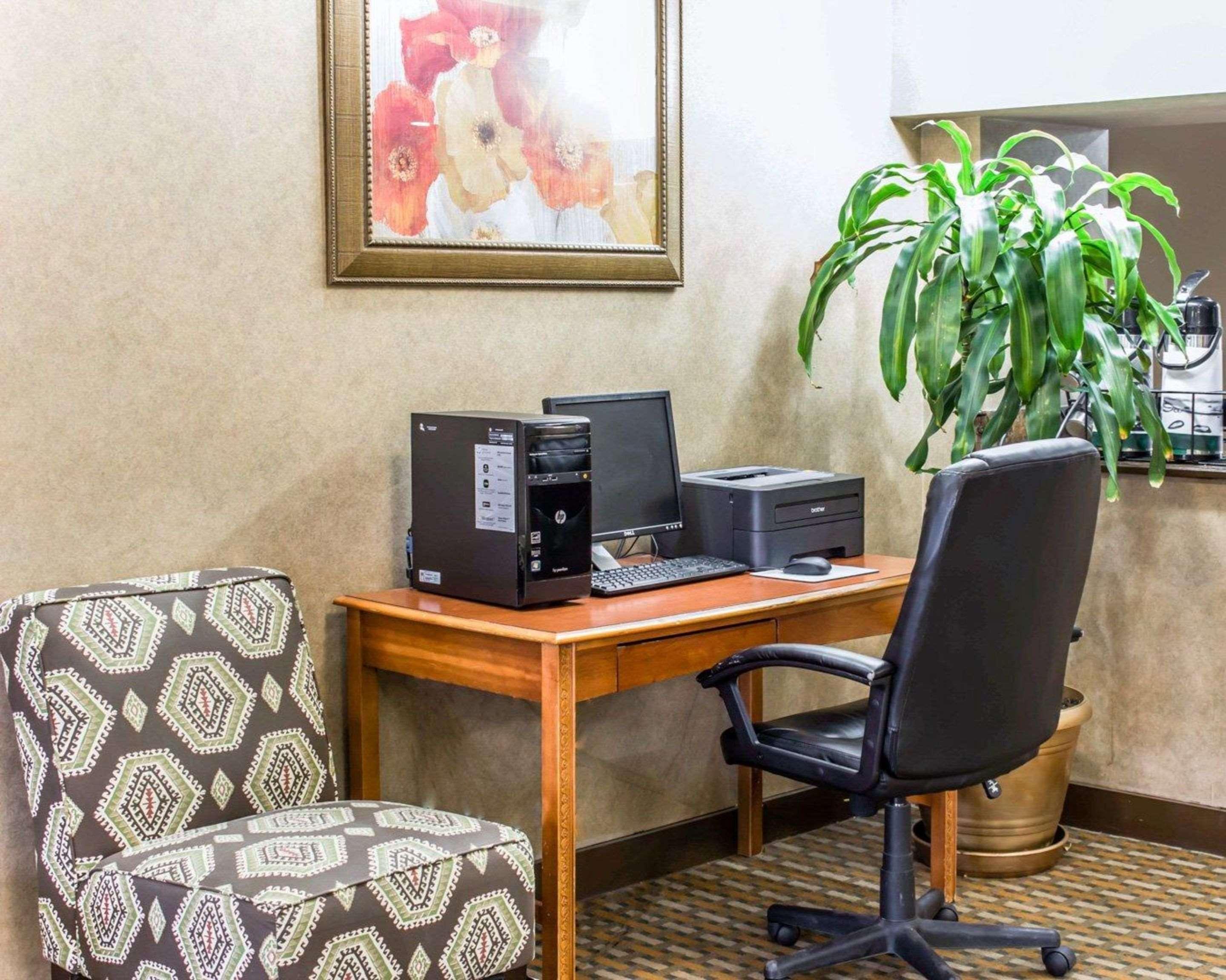 Quality Inn & Suites Fayetteville Bagian luar foto