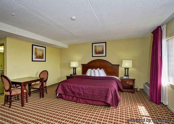 Quality Inn & Suites Fayetteville Bagian luar foto