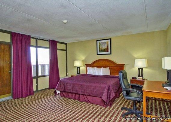 Quality Inn & Suites Fayetteville Bagian luar foto