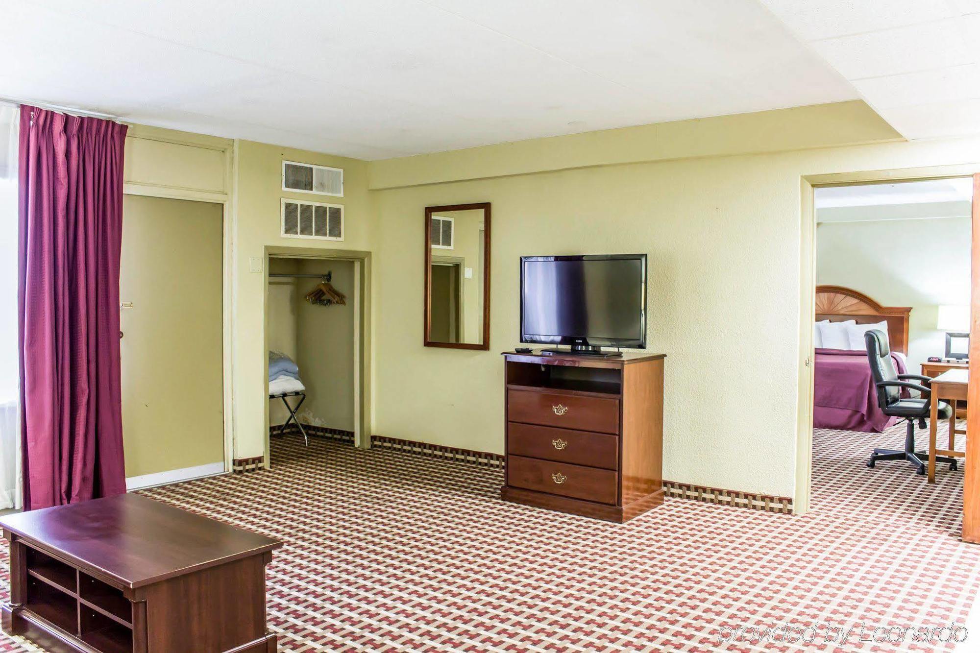 Quality Inn & Suites Fayetteville Bagian luar foto