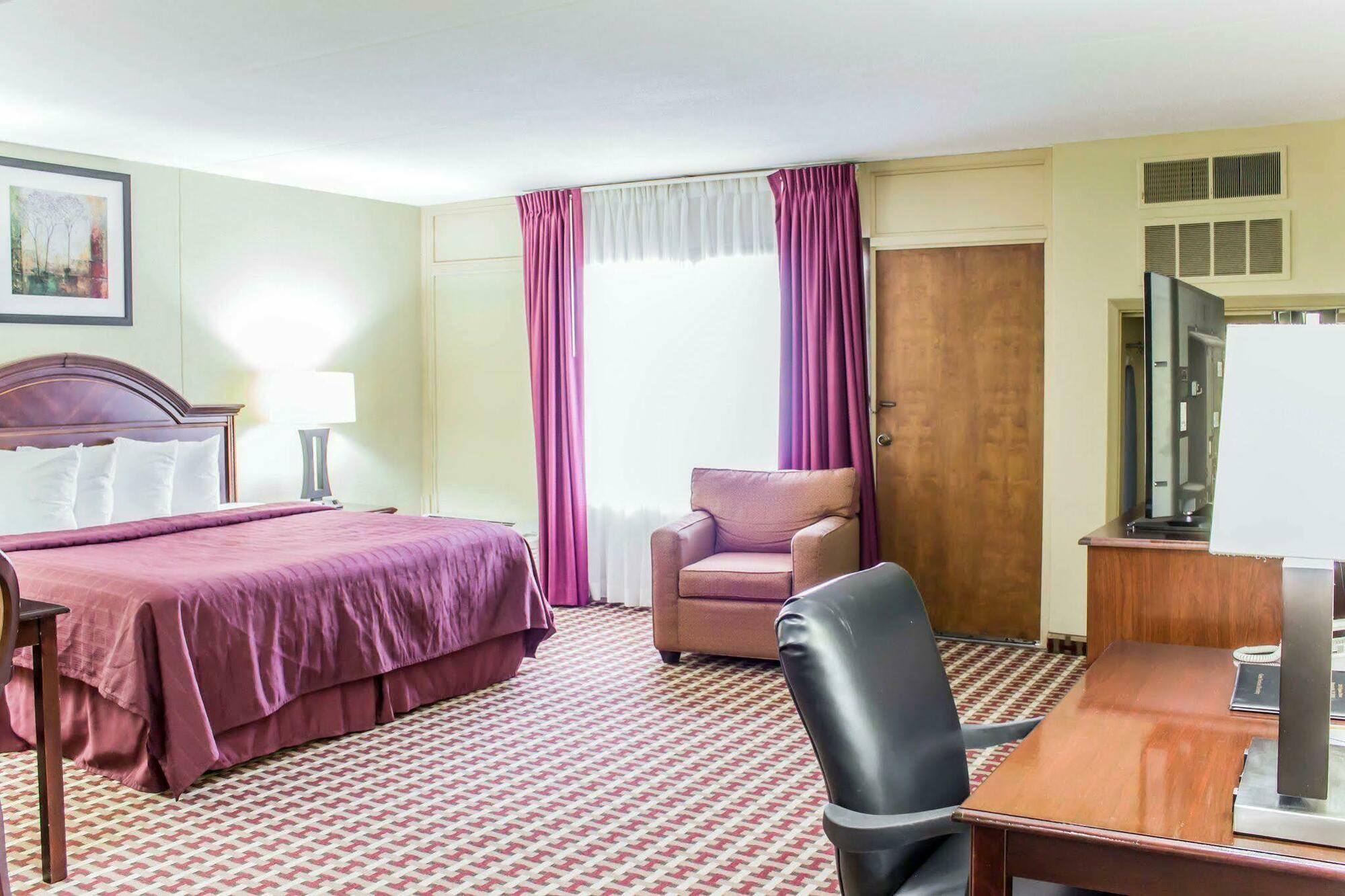 Quality Inn & Suites Fayetteville Bagian luar foto