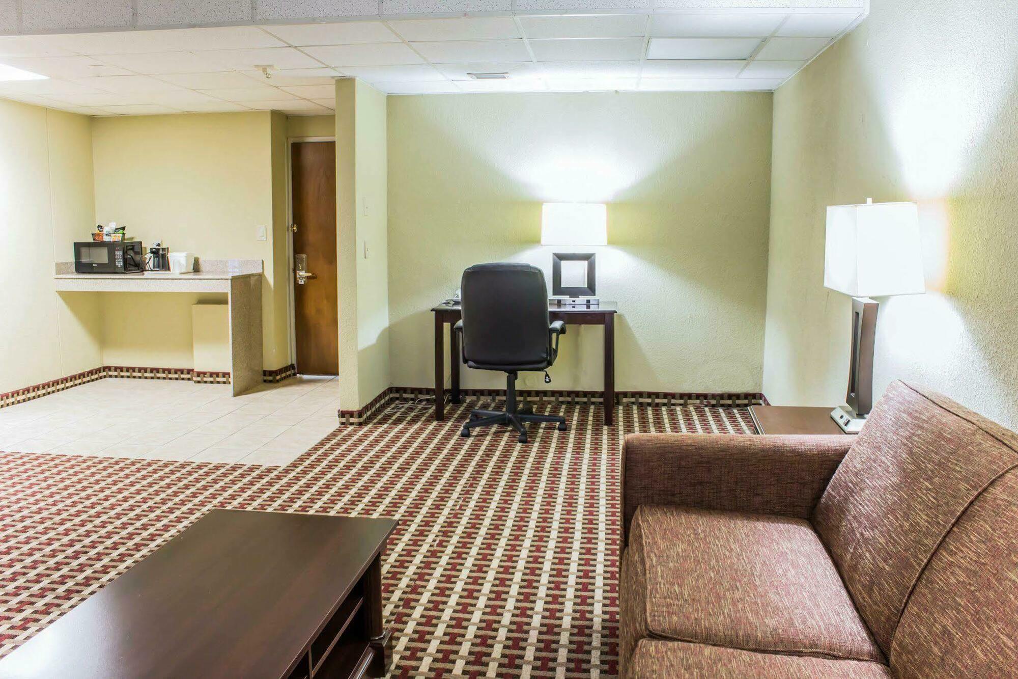 Quality Inn & Suites Fayetteville Bagian luar foto